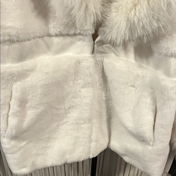 Luxurious White Faux Fur Coat - Picture 7 of 16
